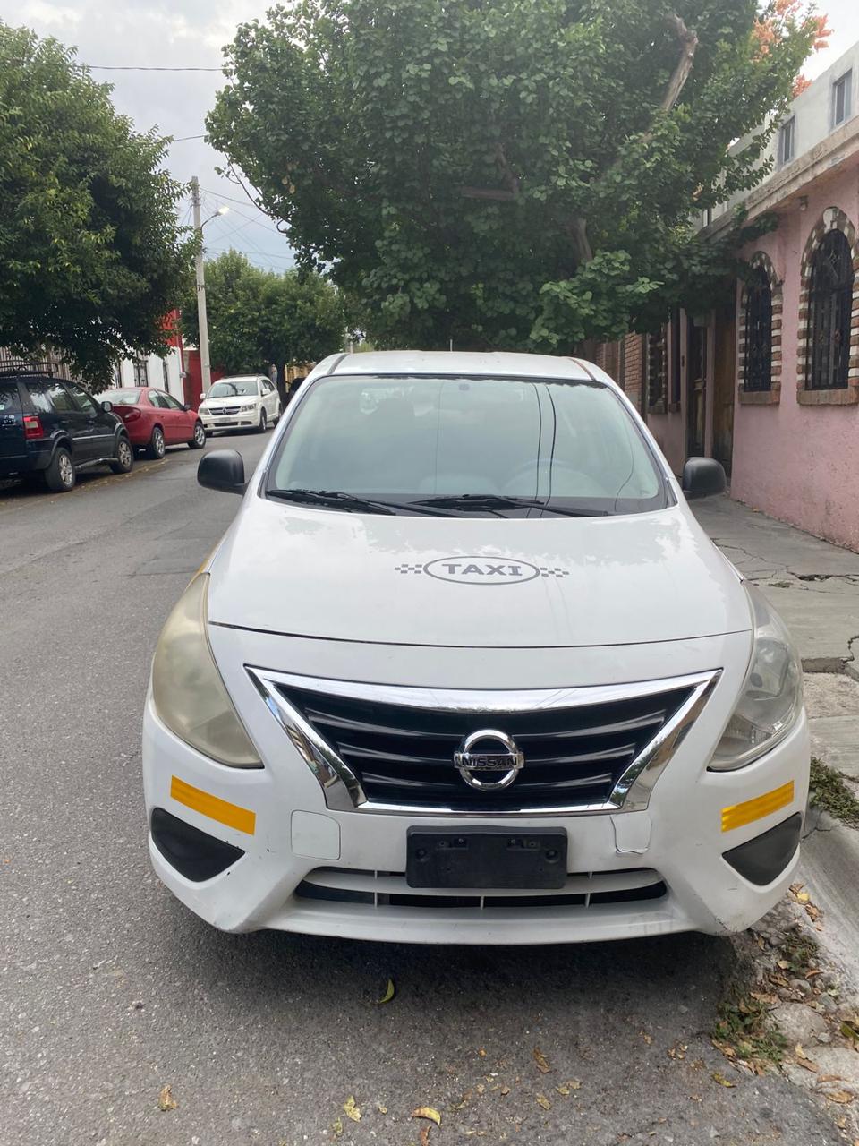 Frente de taxi blanco rotulado por Imagen Digital